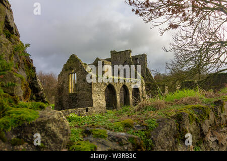 L'un des nombreux édifices anciens contenus dans la Kells Priory, County Kilkenny, Ireland Banque D'Images