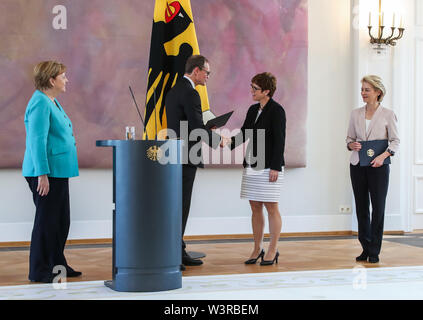 Berliin, Allemagne. 17 juillet, 2019. Michael Mueller (2L), vice-président du Bundesrat et du chef du gouvernement, serre la main avec le Ministre allemand de la Défense Annegret Kramp-Karrenbauer (2e R), lors d'une cérémonie de nomination du Ministre allemand de la Défense, au château de Bellevue à Berlin, capitale de l'Allemagne, le 17 juillet 2019. Le chef du parti au pouvoir l'Union chrétienne-démocrate (CDU), Annegret Kramp-Karrenbauer, a été nommé nouveau ministre allemand de la défense le mercredi. Credit : Shan Yuqi/Xinhua/Alamy Live News Banque D'Images