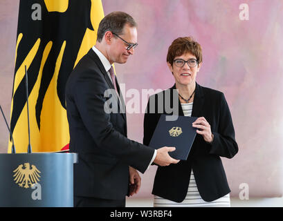 Berliin, Allemagne. 17 juillet, 2019. Michael Mueller (L), vice-président du Bundesrat et du chef du gouvernement, les mains sur le certificat de nomination de l'arrivée le ministre allemand de la Défense, Annegret Kramp-Karrenbauer, lors d'une cérémonie de nomination du Ministre allemand de la Défense, au château de Bellevue à Berlin, capitale de l'Allemagne, le 17 juillet 2019. Le chef du parti au pouvoir l'Union chrétienne-démocrate (CDU), Annegret Kramp-Karrenbauer, a été nommé nouveau ministre allemand de la défense le mercredi. Credit : Shan Yuqi/Xinhua/Alamy Live News Banque D'Images