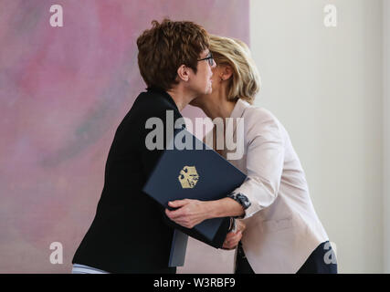 Berliin, Allemagne. 17 juillet, 2019. Le ministre allemand de la Défense entrant Annegret Kramp-Karrenbauer (L) hugs son prédécesseur, Ursula von der Leyen lors d'une cérémonie de nomination du Ministre allemand de la Défense, au château de Bellevue à Berlin, capitale de l'Allemagne, le 17 juillet 2019. Le chef du parti au pouvoir l'Union chrétienne-démocrate (CDU), Annegret Kramp-Karrenbauer, a été nommé nouveau ministre allemand de la défense le mercredi. Credit : Shan Yuqi/Xinhua/Alamy Live News Banque D'Images