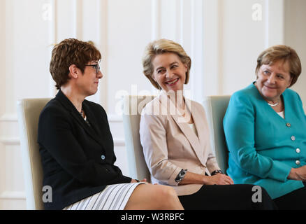 Berliin, Allemagne. 17 juillet, 2019. La chancelière allemande Angela Merkel (1e R), sortant le Ministre allemand de la défense, Ursula von der Leyen (C) et le nouveau ministre allemand de la Défense Annegret Kramp-Karrenbauer assister à une cérémonie pour la nomination de ministre allemand de la Défense, au château de Bellevue à Berlin, capitale de l'Allemagne, le 17 juillet 2019. Le chef du parti au pouvoir l'Union chrétienne-démocrate (CDU), Annegret Kramp-Karrenbauer, a été nommé nouveau ministre allemand de la défense le mercredi. Credit : Shan Yuqi/Xinhua/Alamy Live News Banque D'Images