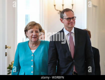 Berliin, Allemagne. 17 juillet, 2019. La chancelière allemande Angela Merkel (L) et Michael Mueller, vice-président du Bundesrat et du chef du gouvernement, arrivent pour la cérémonie de nomination de ministre allemand de la Défense, au château de Bellevue à Berlin, capitale de l'Allemagne, le 17 juillet 2019. Le chef du parti au pouvoir l'Union chrétienne-démocrate (CDU), Annegret Kramp-Karrenbauer, a été nommé nouveau ministre allemand de la défense le mercredi. Credit : Shan Yuqi/Xinhua/Alamy Live News Banque D'Images