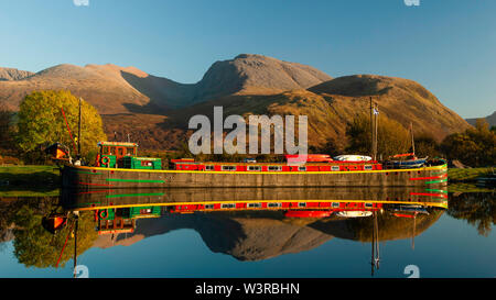 Une vue sur le Canal Calédonien vers la plus haute montagne de Grande-Bretagne Ben Nevis. Banque D'Images