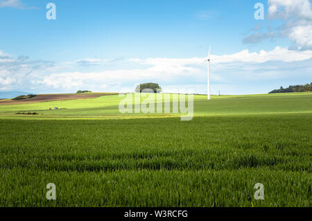 Wind turbine dans un paysage rural de roulement sous ciel bleu avec des nuages Banque D'Images