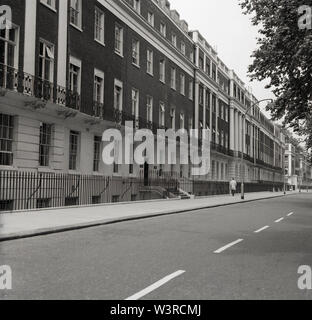 1960, historique, une vue sur les maisons dans la région de Gordon Square, Bloomsbury, Londres, Angleterre, une élégante terrasse de hauteur, six étages maisons géorgiennes dans l'Estate. Construit par Thomas Cubitt entre 1820-1850 pour le duc de Bedford et le nom de sa deuxième femme. Le célèbre économiste John Maynard Keynes a vécu au n° 46, et avant que l'écrivain Viginia Woolf. Banque D'Images