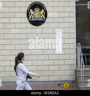 Kiev, Ukraine. 17 juillet, 2019. Une jeune femme passe devant l'ambassade des Pays-Bas, à l'occasion du cinquième anniversaire de Malaysia Airlines MH17 accident d'avion dans l'Est de l'Ukraine, à Kiev, Ukraine, le 17 juillet 2019. La date markes cinq ans après que l'avion a été abattu au-dessus de l'Ukraine tuant 298 personnes. Crédit : Serg Glovny/ZUMA/Alamy Fil Live News Banque D'Images