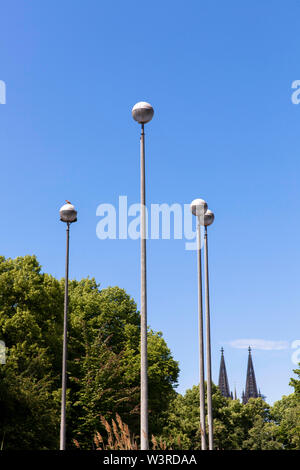 Lampes de rue dans le quartier de Deutz, clochers de la cathédrale, Cologne, Allemagne. Dans Tuerme Strassenlaternen Deutz, des Doms, Köln, Deutschland. Banque D'Images