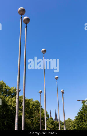 Lampes de rue dans le quartier de Deutz, clochers de la cathédrale, Cologne, Allemagne. Dans Tuerme Strassenlaternen Deutz, des Doms, Köln, Deutschland. Banque D'Images