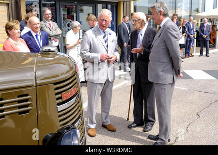 Le Prince de Galles (centre gauche) au cours de sa visite au siège de l'Gregory Distribution Ltd à Cullompton, pour célébrer le centenaire de l'entreprise dans le cadre de sa visite dans le Devon. Banque D'Images