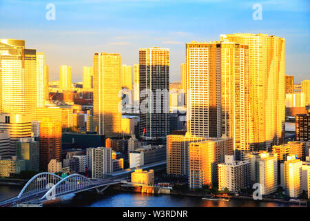 Pont sur la rivière devant Tsukijigawa de gratte-ciel brillants dans le soleil couchant à Ginza, Tokyo, Japon Banque D'Images