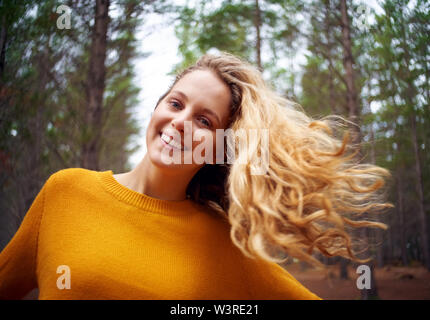 Portrait d'une jeune femme blonde aux cheveux de soufflage Banque D'Images