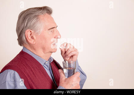 Hauts prend comp avec glas de l'eau Banque D'Images