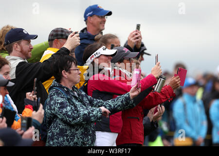 Les foules se rassemblent pour surveiller l'Irlande du Nord Rory McIlroy au cours de l'aperçu du jour 4 de l'Open Championship 2019 au Club de golf Royal Portrush. Banque D'Images