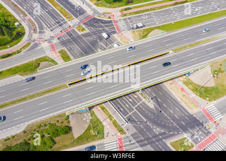 Vue aérienne d'une intersection de l'autoroute. Clip. Viaduc de l'autoroute et avec des voitures et des camions, les échanges, deux niveau road junction dans la grande ville. Vue d'en haut Banque D'Images