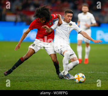 Stade Optus, Perth Burswood, W, l'Australie. 17 juillet 2019. Manchester United contre Leeds United ; tour d'avant-saison ; Pablo Hernandez de Leeds United pâtés Tahith Chong de Manchester United Credit : Action Plus Sport Images/Alamy Live News Banque D'Images