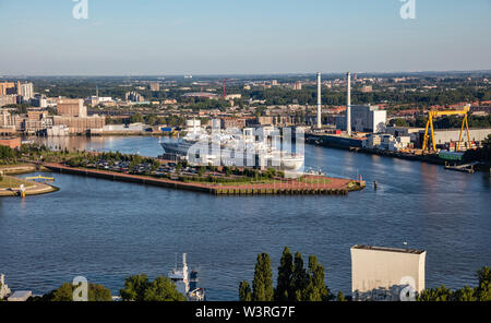 Vue aérienne de la ville de Rotterdam. Meuse et zone portuaire, journée ensoleillée d'été, vue à partir de la tour Euromast, Pays-Bas Banque D'Images