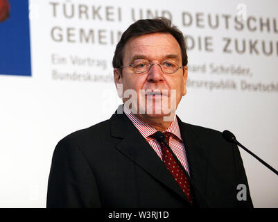 ISTANBUL, TURQUIE - 17 DÉCEMBRE : homme politique allemand Gerhard Schroder portrait le 17 décembre 2008, Istanbul, Turquie. Gerhard Schroder est chancelier de l'Allemagne de 1998 à 2005. Banque D'Images