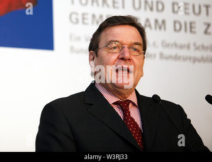 ISTANBUL, TURQUIE - 17 DÉCEMBRE : homme politique allemand Gerhard Schroder portrait le 17 décembre 2008, Istanbul, Turquie. Gerhard Schroder est chancelier de l'Allemagne de 1998 à 2005. Banque D'Images