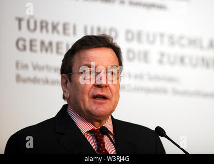 ISTANBUL, TURQUIE - 17 DÉCEMBRE : homme politique allemand Gerhard Schroder portrait le 17 décembre 2008, Istanbul, Turquie. Gerhard Schroder est chancelier de l'Allemagne de 1998 à 2005. Banque D'Images