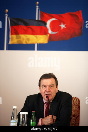 ISTANBUL, TURQUIE - 17 DÉCEMBRE : homme politique allemand Gerhard Schroder portrait le 17 décembre 2008, Istanbul, Turquie. Gerhard Schroder est chancelier de l'Allemagne de 1998 à 2005. Banque D'Images