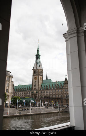 Vue sur l'Alster depuis l'Alsterarkaden vers le Rathaus (hôtel de ville) sur Rathaussmarkt dans le centre de Hambourg, en Allemagne. Banque D'Images