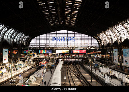 Des trains et des personnes se rassemblent sur la plate-forme principale de la gare centrale (Hauptbahnhof) lors d'une journée d'été à Hambourg, en Allemagne. Banque D'Images