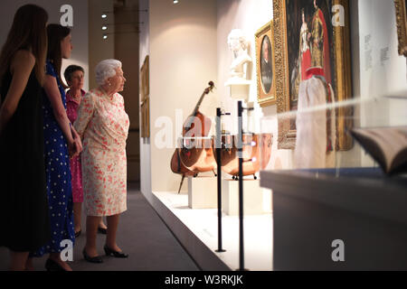 La reine Elizabeth II ressemble à une peinture de Luigi Lablache, professeur de chant de la reine Victoria, et Felix Mendelssohn-Bartholdy, qui a composé la musique pour la Reine et le Prince Albert et certains instruments utilisés par la reine Victoria's orchestre privé dans le cadre de l'exposition pour marquer le 200e anniversaire de la naissance de la Reine Victoria pour l'ouverture estivale du Buckingham Palace, Londres. Banque D'Images