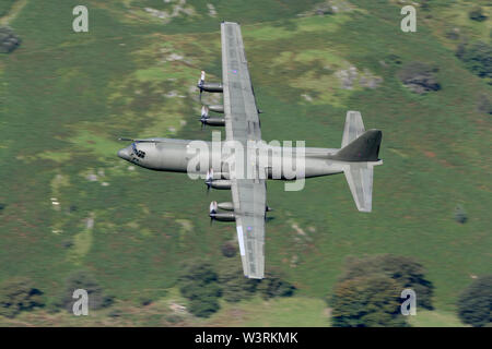 Lockheed C-130K Hercules XV221 C3 tourne au coin Corris boucle Mach zone de vol militaires à basse au Pays de Galles Banque D'Images