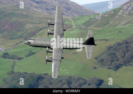 Lockheed C-130K Hercules XV221 C3 tourne au coin Corris boucle Mach zone de vol militaires à basse au Pays de Galles Banque D'Images