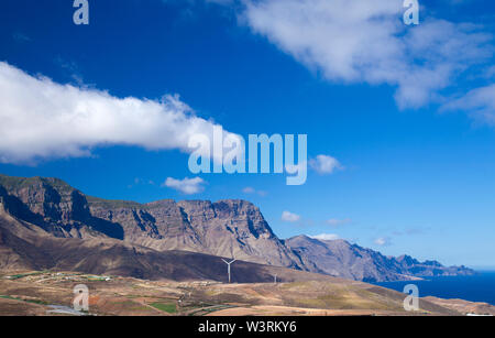 Gran Canaria, Juillet, vue depuis les pentes de Montana Mountain dans Amagro Galdar municipalité, au nord de l'archipel, à Agaete et falaises de Tamabad Banque D'Images