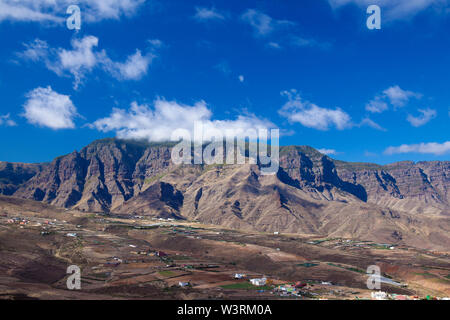 Gran Canaria, Juillet, vue depuis les pentes de Montana Mountain dans Amagro Galdar municipalité, au nord de l'archipel, à Agaete et falaises de Tamabad Banque D'Images