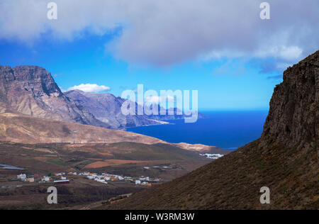 Gran Canaria, Juillet, vue depuis les pentes de Montana Mountain dans Amagro Galdar municipalité, au nord de l'archipel, à l'égard d'Agaete, crête de pics acérés Banque D'Images