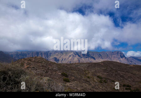 Gran Canaria, Juillet, vue depuis les pentes de Montana Mountain dans Amagro Galdar municipalité, au nord de l'îles, vers les falaises de Tamabada Banque D'Images