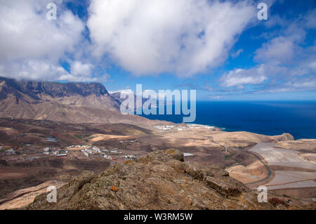 Gran Canaria, Juillet, vue depuis les pentes de Montana Mountain dans Amagro Galdar municipalité, au nord de la côte ouest, vers les îles Banque D'Images