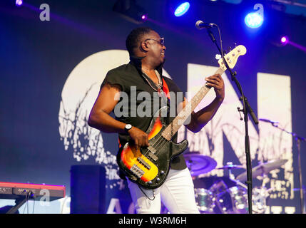 Andrew Levy à jouer avec le Brand New Heavies, sur l'étape 2, Jour 2 de l'OnBlackheath Music Festival 2019 Banque D'Images