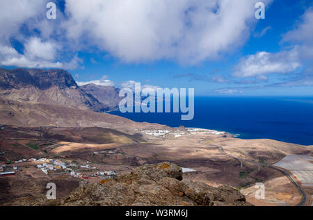 Gran Canaria, Juillet, vue depuis les pentes de Montana Mountain dans Amagro Galdar municipalité, au nord de la côte ouest, vers les îles Banque D'Images