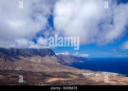 Gran Canaria, Juillet, vue depuis les pentes de Montana Mountain dans Amagro Galdar municipalité, au nord de l'archipel, à Agaete et falaises de Tamabad Banque D'Images