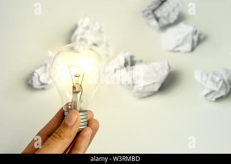 Papiers froissés avec une ampoule électrique a obtenu la bonne idée concept heureka Banque D'Images