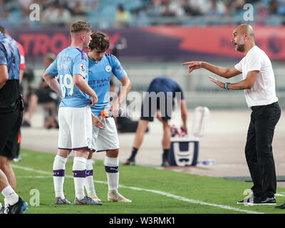 Nanjing. 17 juillet, 2019. L'entraîneur Pep Guardiola (R) de Manchester City Premier League des gestes lors d'un Trophée de l'Asie entre Manchester City et West Ham United à Nanjing de la Chine de l'est de la province de Jiangsu, le 17 juillet 2019. Crédit : Yang Lei/Xinhua/Alamy Live News Banque D'Images