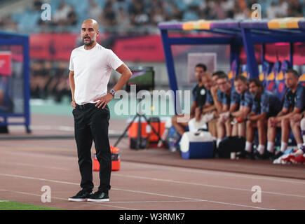 Nanjing. 17 juillet, 2019. Pep Guardiola entraîneur de Manchester City a l'air lors d'un Premier League match Trophée Asie entre Manchester City et West Ham United à Nanjing de la Chine de l'est de la province de Jiangsu, le 17 juillet 2019. Crédit : Yang Lei/Xinhua/Alamy Live News Banque D'Images