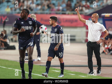Nanjing. 17 juillet, 2019. L'entraîneur Pep Guardiola (R) de Manchester City Premier League des gestes lors d'un Trophée de l'Asie entre Manchester City et West Ham United à Nanjing de la Chine de l'est de la province de Jiangsu, le 17 juillet 2019. Crédit : Yang Lei/Xinhua/Alamy Live News Banque D'Images