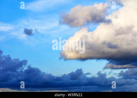 Des nuages orageux flottent dans le ciel, le rassemblement. Banque D'Images