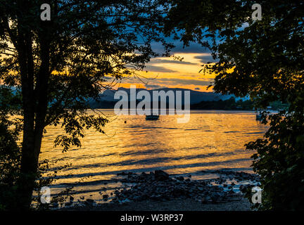 Coucher de soleil sur le lac Windermere en juillet sur un soir d'été dans le Lake District, Cumbria Banque D'Images