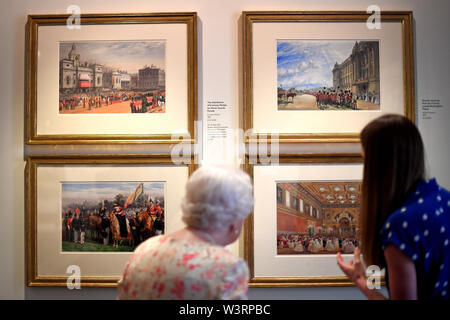 La reine Elizabeth II Analyse des peintures de la période de la guerre de Crimée, y compris (en haut à gauche) La reine Victoria la distribution de médailles sur Horse Guards Parade, aux côtés de Lucy, aux côtés de Peter, conservateur adjoint, dans le cadre de l'exposition pour marquer le 200e anniversaire de la naissance de la Reine Victoria pour l'ouverture estivale du Buckingham Palace, Londres. Banque D'Images