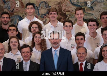 Madrid, Espagne. 17 juillet, 2019. Madrid, Espagne ; 07/17/2019.Felipe VI, Roi d'Espagne reçoit dans un véritable public les étudiants participant à la XIVE édition de la 'Becas Europa' programme de l'université Francisco de Vitoria, à Zarzuela Palace Crédit : Juan Carlos Rojas/Photo Alliance | utilisée dans le monde entier/dpa/Alamy Live News Banque D'Images