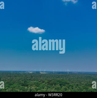 Vue aérienne horizontale à l'horizon avec le ciel bleu, de copier l'espace, un petit nuage et les moulins à vent Banque D'Images