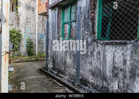 Une rue et maisons du village de pêcheurs de Ma Wan abandonnés Banque D'Images