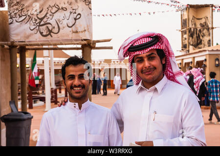 Deux jeunes hommes l'Arabie en costume traditionnel à la Festival Janadriyah Banque D'Images