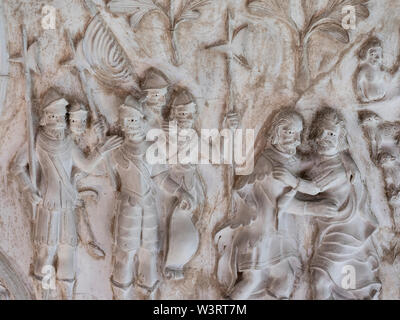 Sculpture et de détail dans le plafond des chevaliers vêtus d'armures de Lanhydrock House Banque D'Images