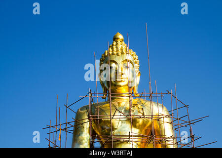 Une grande statue de Bouddha en or sur un fond de ciel bleu, la vieille image du Bouddha la réparation Banque D'Images